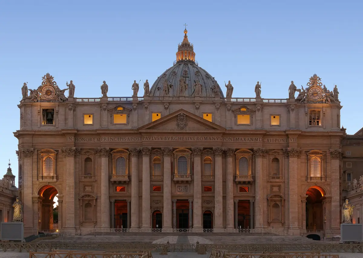 Fassade und Kuppel des Petersdoms zur blauen Stunde