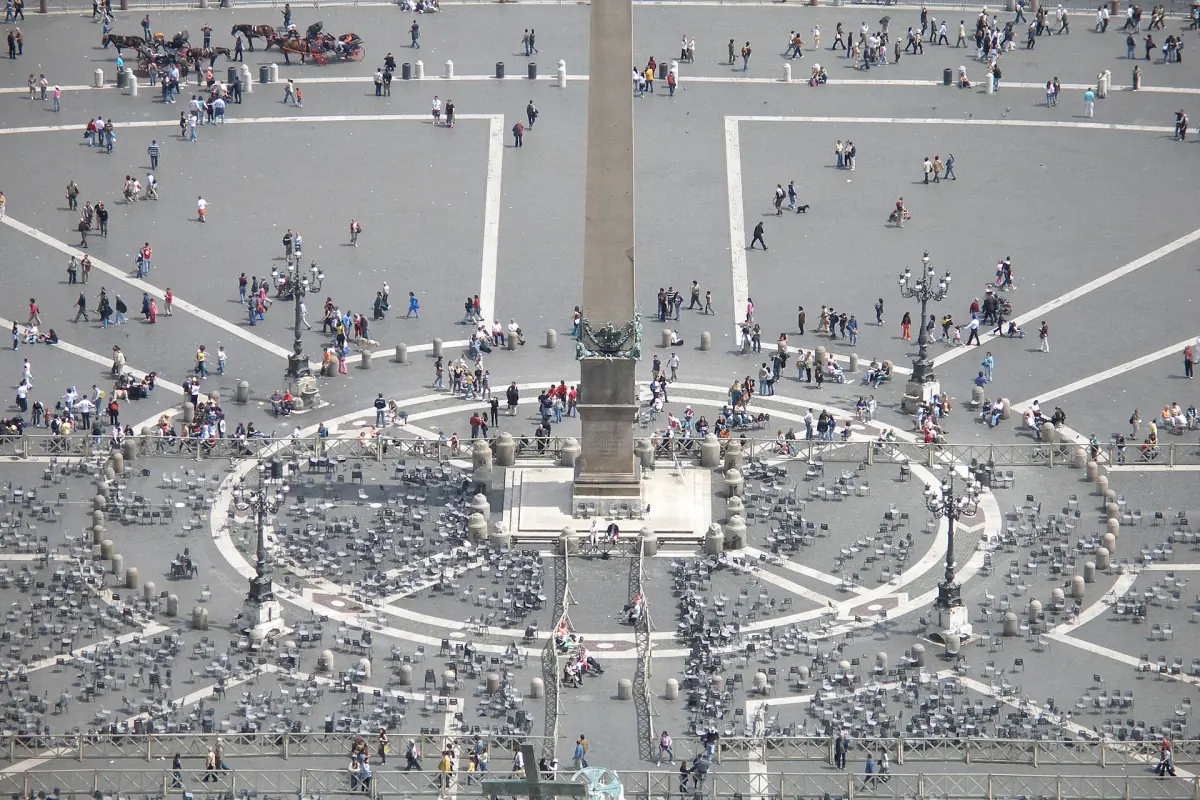 Der Vatikanische Obelisk und das Pflaster des Petersplatzes von oben